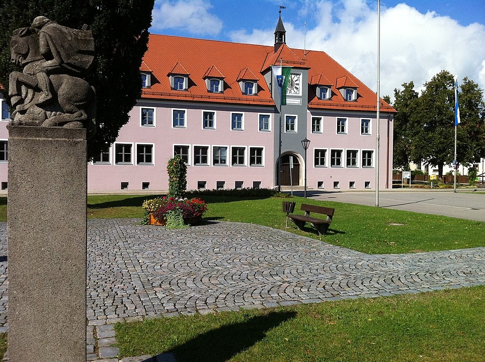 Rathaus und Kriegerdenkmal - Maxhütte-Haidhof in der ErlebnisRegion Oberpfälzer Wald