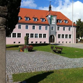 Rathaus und Kriegerdenkmal - Maxhütte-Haidhof in der ErlebnisRegion Oberpfälzer Wald